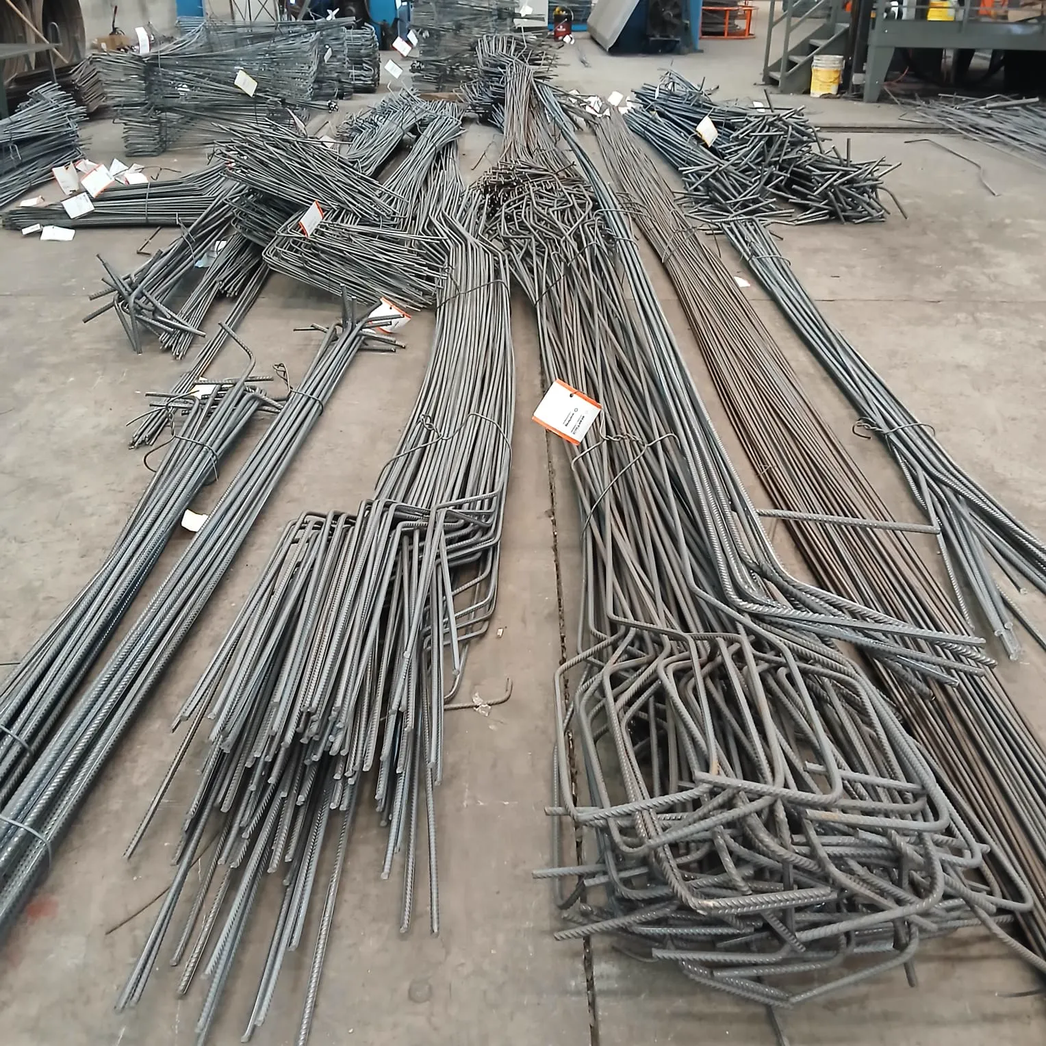 Corte y doblado de hierro Favipret, obra en construcción