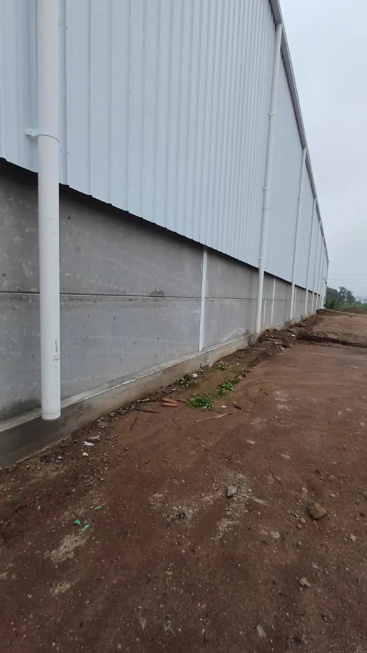 Cerramiento perimetral exterior de nave industrial con placas machihembradas Favipret