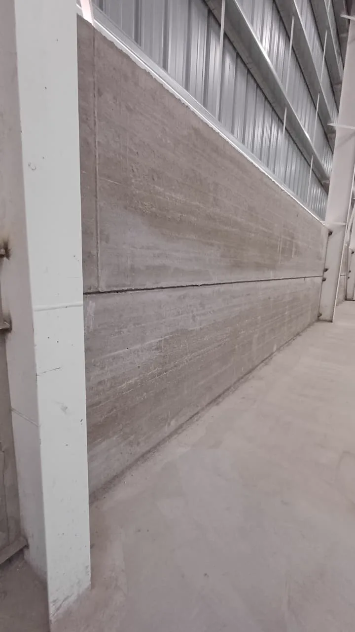 Placas de cerramiento machihembradas colocadas en el interior de una nave