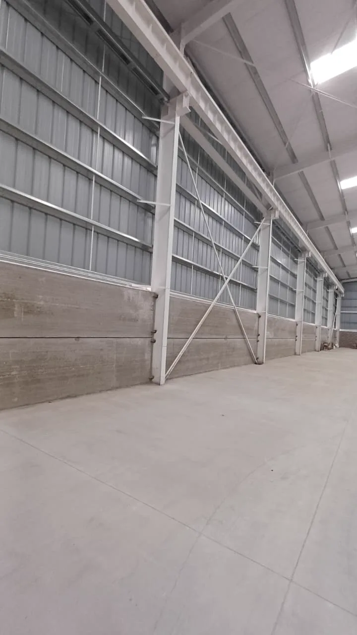 Cerramiento interior de nave industrial con placas alveolares Favipret